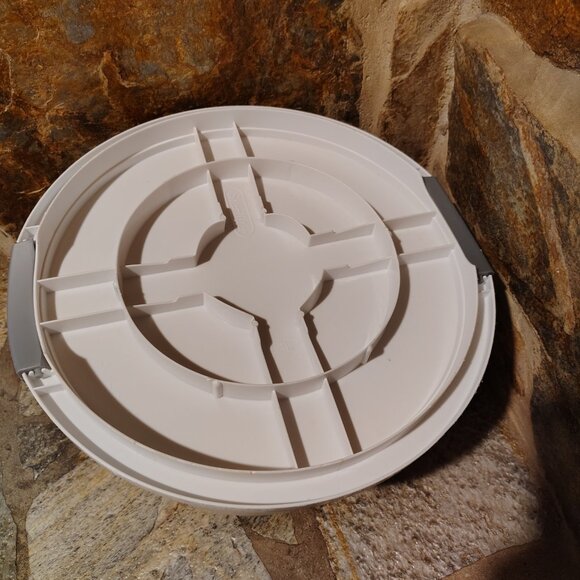 Sterilite Cake Server Storage Container and Carrier with Locking Lid - Picture 5 of 7